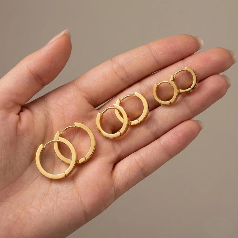 طقم حلقان أنيقة، مصنوعة من الستانلس ستيل المقاوم للصدأ. 3 أزواج بمقاسات متدرجة، لتمنحك حرية التنسيق بأسلوب الطبقات أو اختيار المقاس الأمثل لكل مناسبة. - Image 5